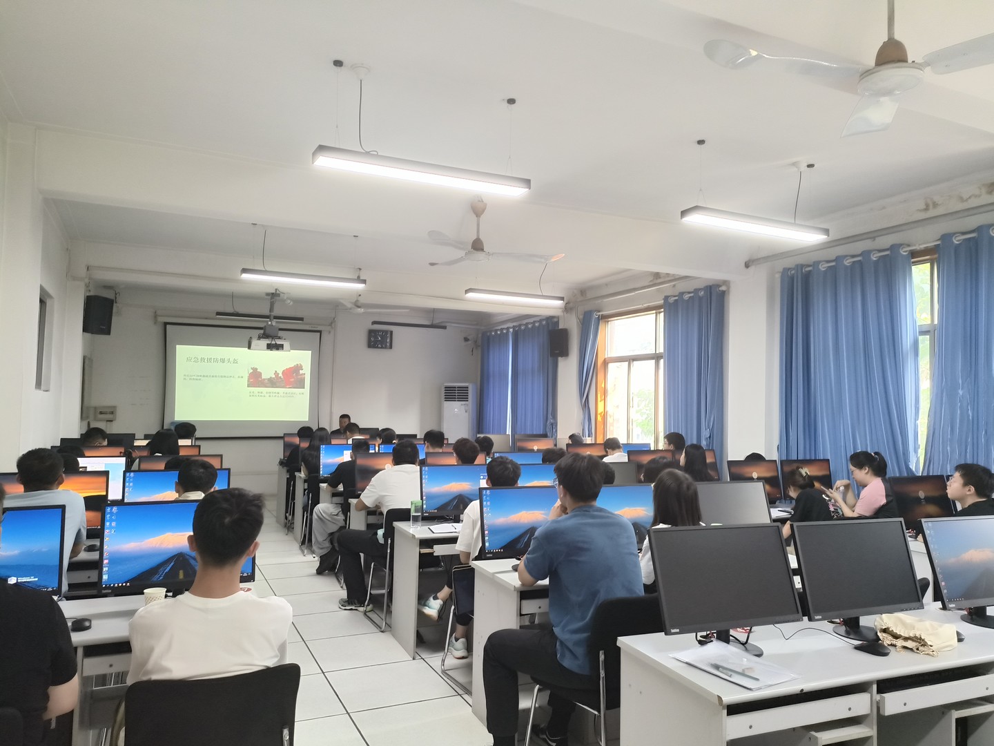 互联网系-新员工入职培训照片02.jpg 互联网系-新员工入职培训照片02.jpg